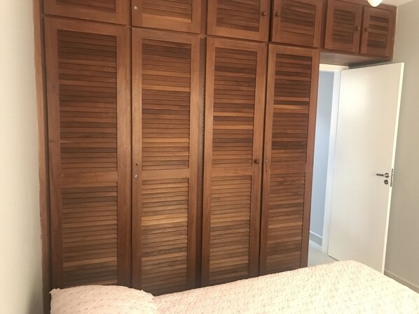 1 quarto, escrivaninha, ferros/tábuas de passar roupa, Wi-Fi