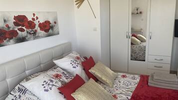 1 bedroom, desk, free WiFi, bed sheets