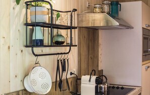 Kühlschrank, Mikrowelle, Herdplatte, Wasserkocher mit Kaffee-/Teezubehör