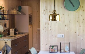 Fridge, stovetop, coffee/tea maker