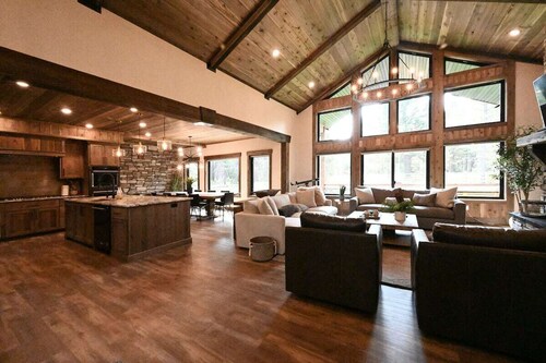 Luxury Cabin | 20 Miles to Yellowstone! | Theater Room| Hot Tub