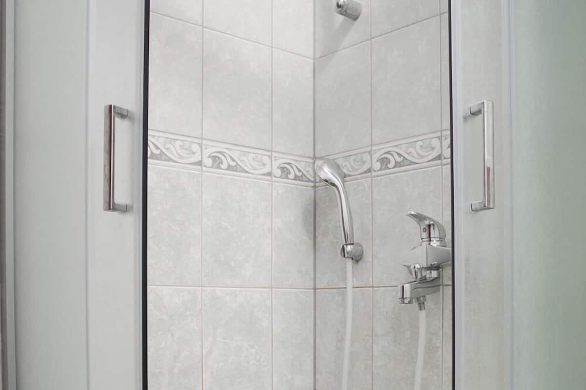 Family Apartment | Bathroom | Shower, free toiletries, towels, toilet paper