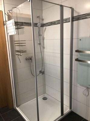 Een douche, een haardroger, handdoeken, zeep