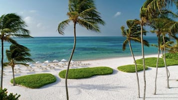 NĂ€ra stranden, solstolar och strandhanddukar