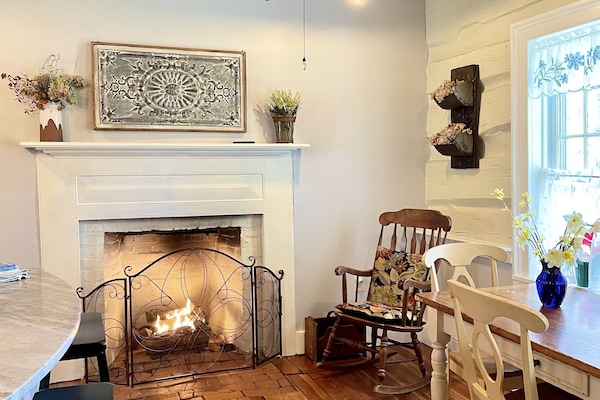 Cozy farm house kitchen (1790 log cabin), gas fireplace, modern appliances!