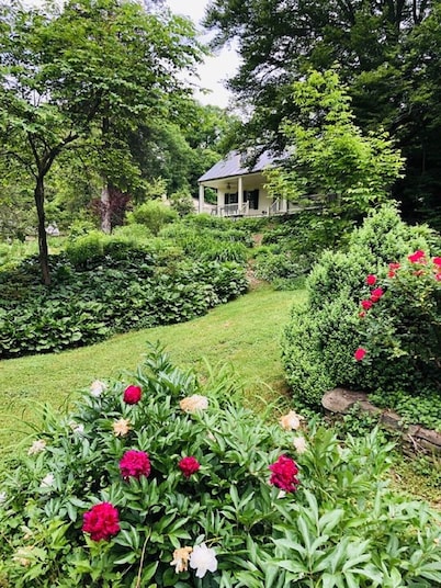 Charmingly renovated historic Canal House on C&O along Potomac close to Antietam