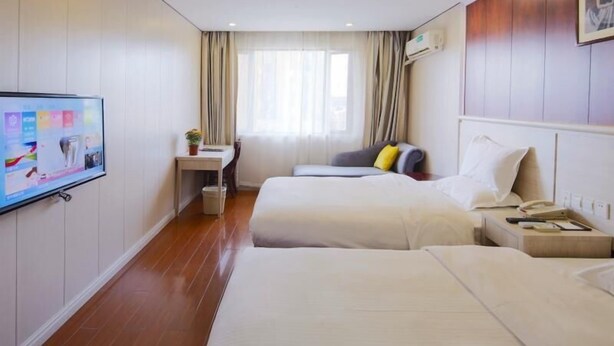A hotel room with two beds, a desk, a TV, and a window with curtains. - Greentree Alliance Shanghai Railway Station Qiujiang Road Hotel (Shanghai)