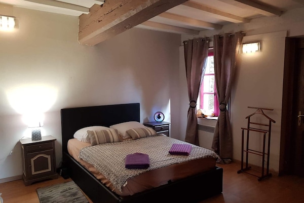 5 slaapkamers, een bureau, een strijkplank/strijkijzer, gratis wifi