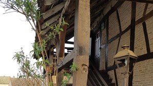 A rustic building with a wooden staircase and a lantern post. - Bienvenue à l'escale (Gigny-sur-Saône)
