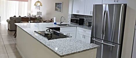 Geladeira, micro-ondas, fogão, cooktop