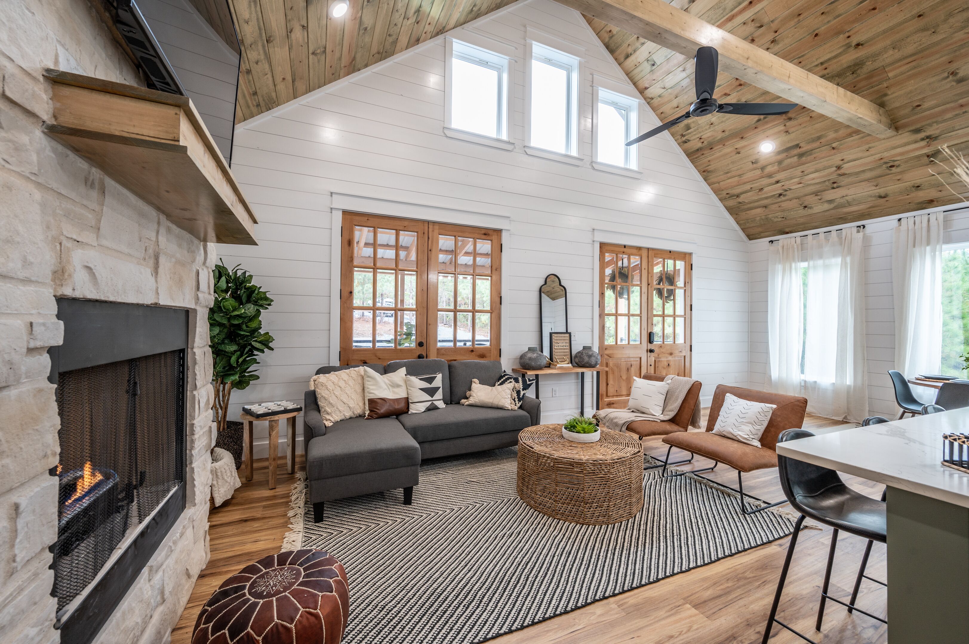 S'mores + Snores - Stunning 1 Bedroom Farmhouse