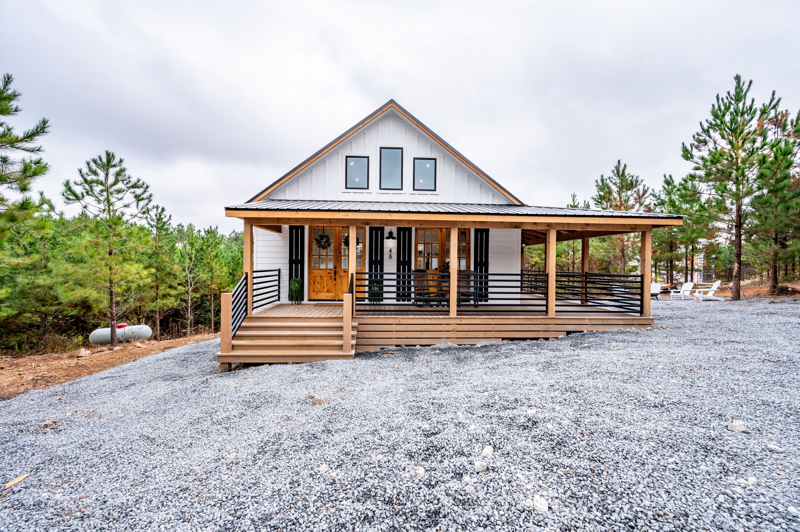 S'mores + Snores - Stunning 1 Bedroom Farmhouse