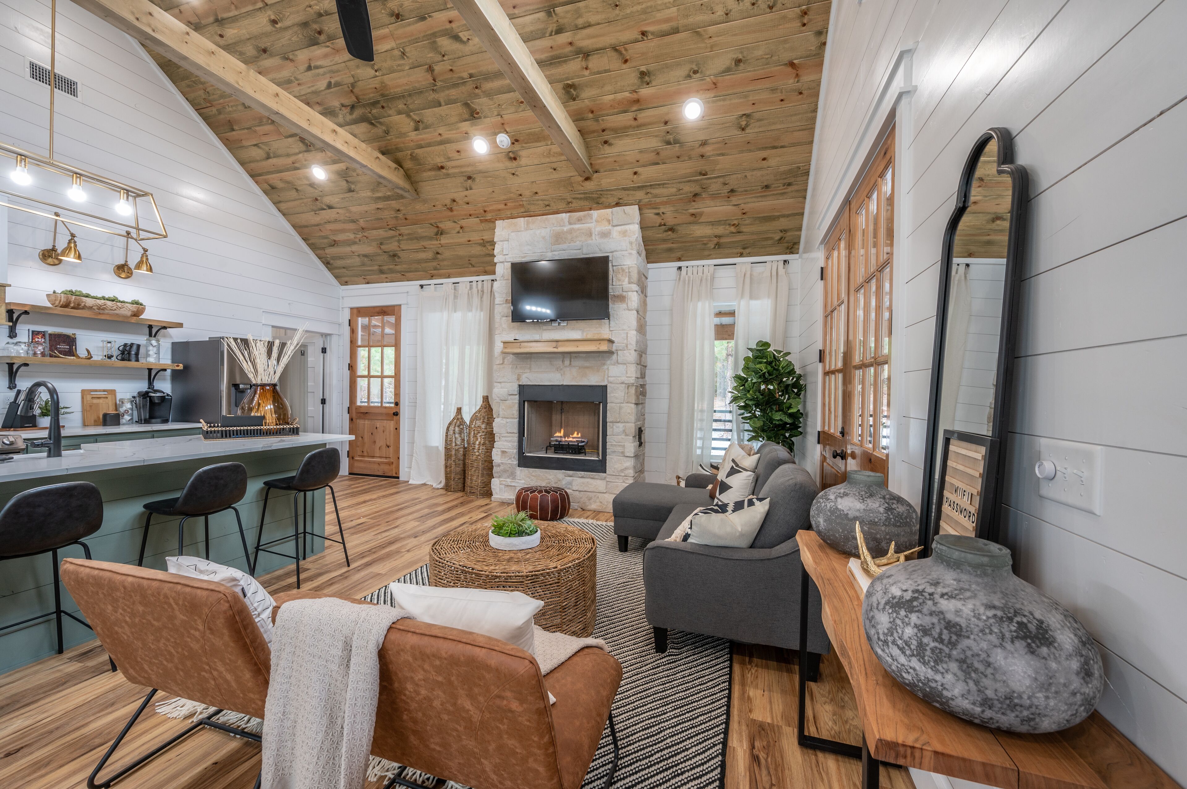 S'mores + Snores - Stunning 1 Bedroom Farmhouse