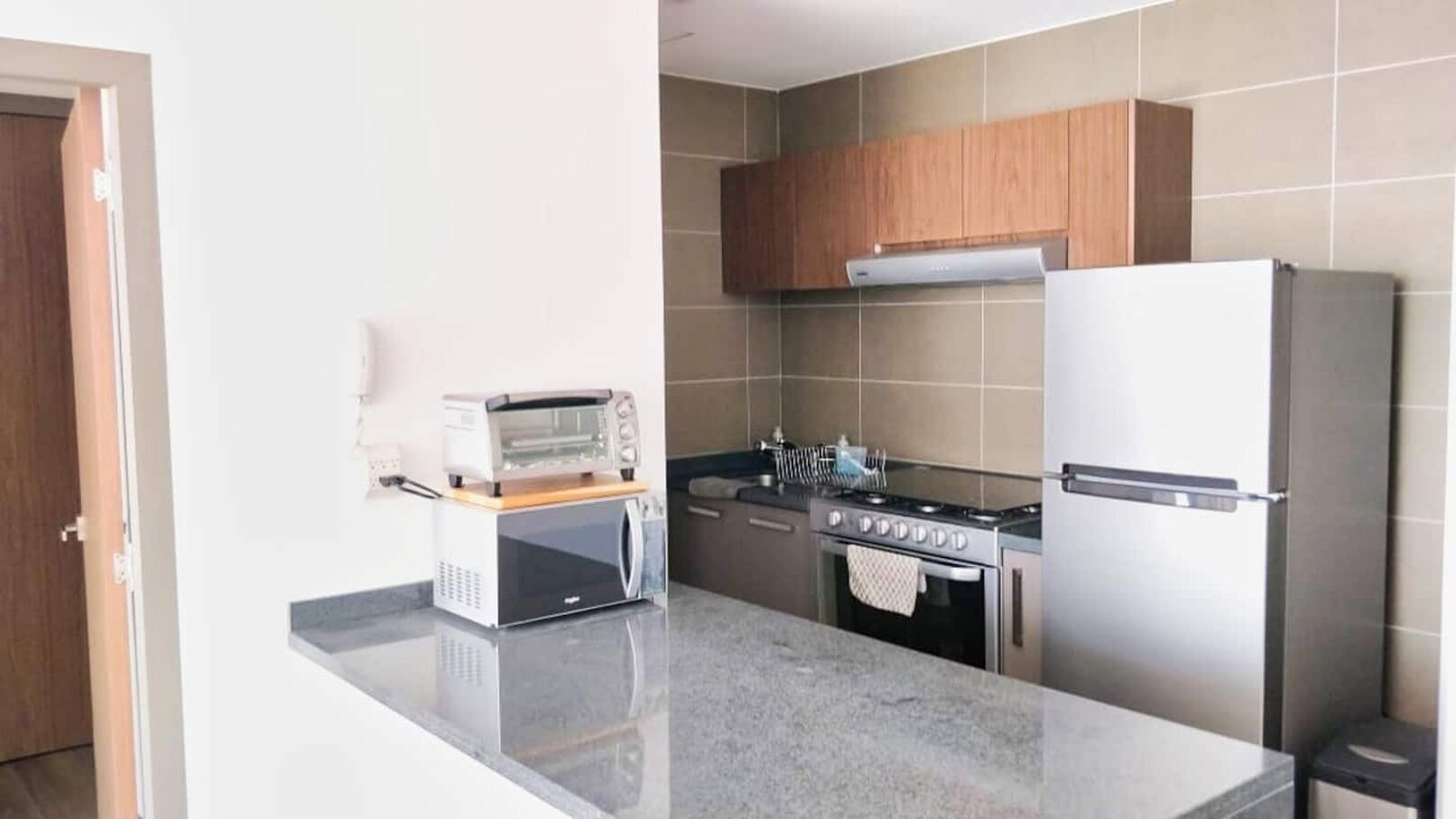 Kühlschrank, Mikrowelle, Ofen, Herdplatte