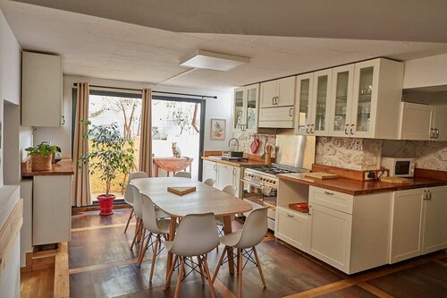 Quiet, spacious house just outside Paris. Metro 7