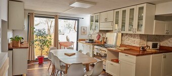 Quiet, spacious house just outside Paris. Metro 7