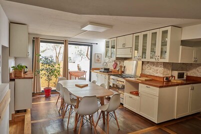 Quiet, spacious house just outside Paris. Metro 7