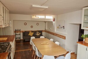 Dining - Quiet, spacious house just outside Paris. Metro 7 (Pantin)