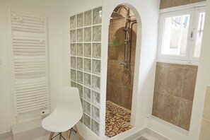 Een douche, een haardroger, handdoeken, zeep