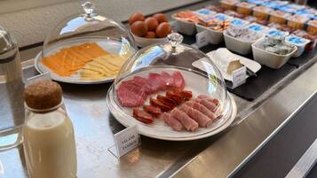 Buffet breakfast for a fee on weekdays