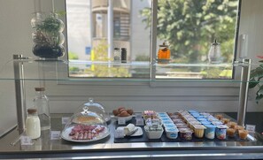 Ontbijtbuffet op werkdagen (EUR 8.95 per persoon)