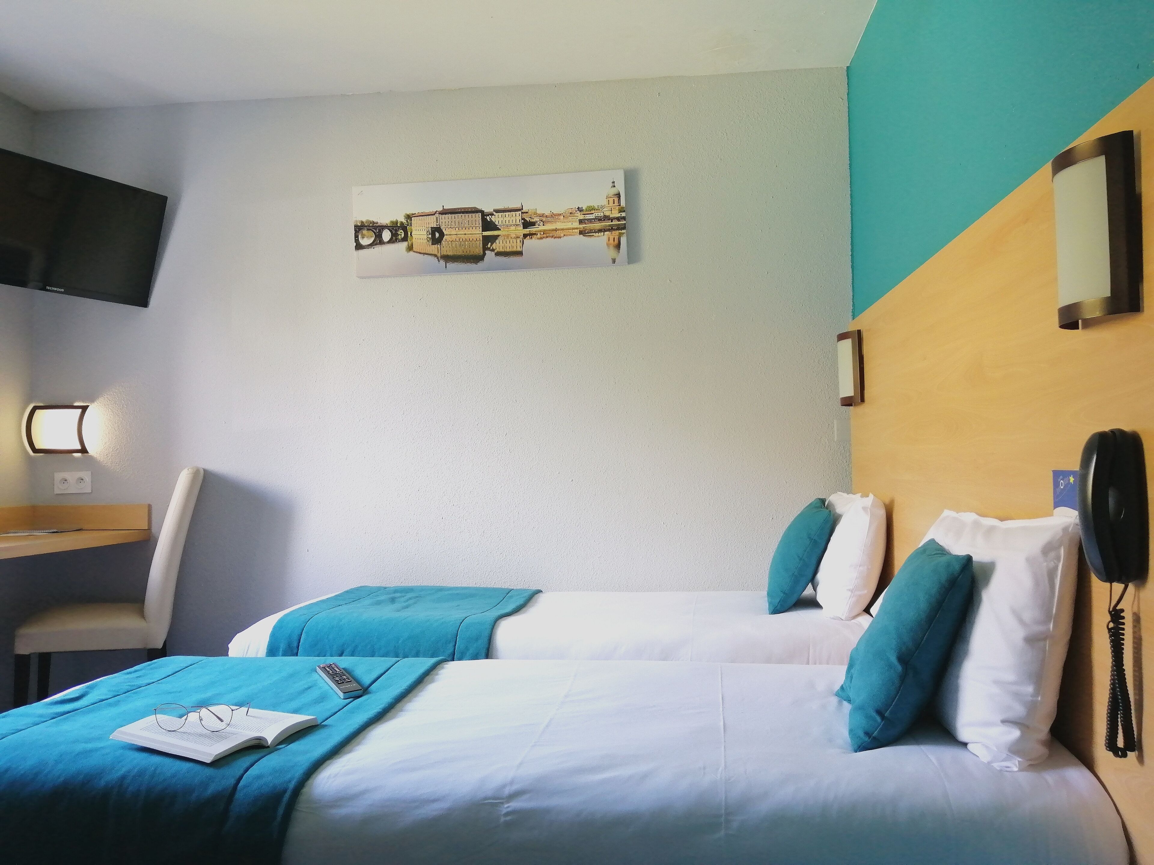 twin room | 1 bedroom, iron/ironing board, free wifi, bed sheets