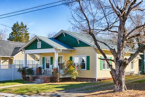 Bradley Cottage in the heart of "Mayberry"