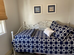 4 bedrooms, iron/ironing board, free WiFi, bed sheets - Why rent a Hotel when you can have a whole House!! (Biddeford)