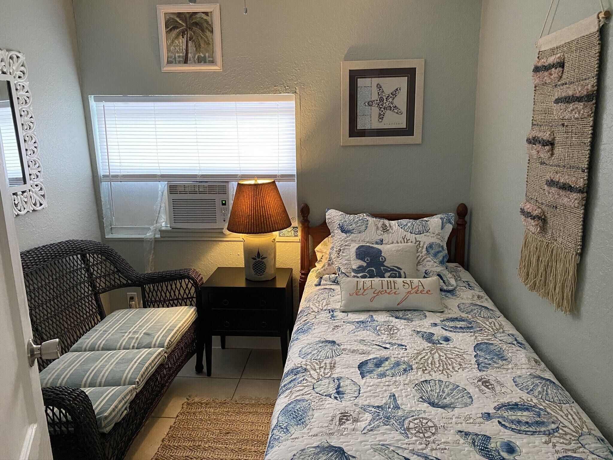 4 MINUTES TO PALM BEACHES 3 BEDROOM HOUSE BIG BACKYARD BBQ FIREPIT !! 