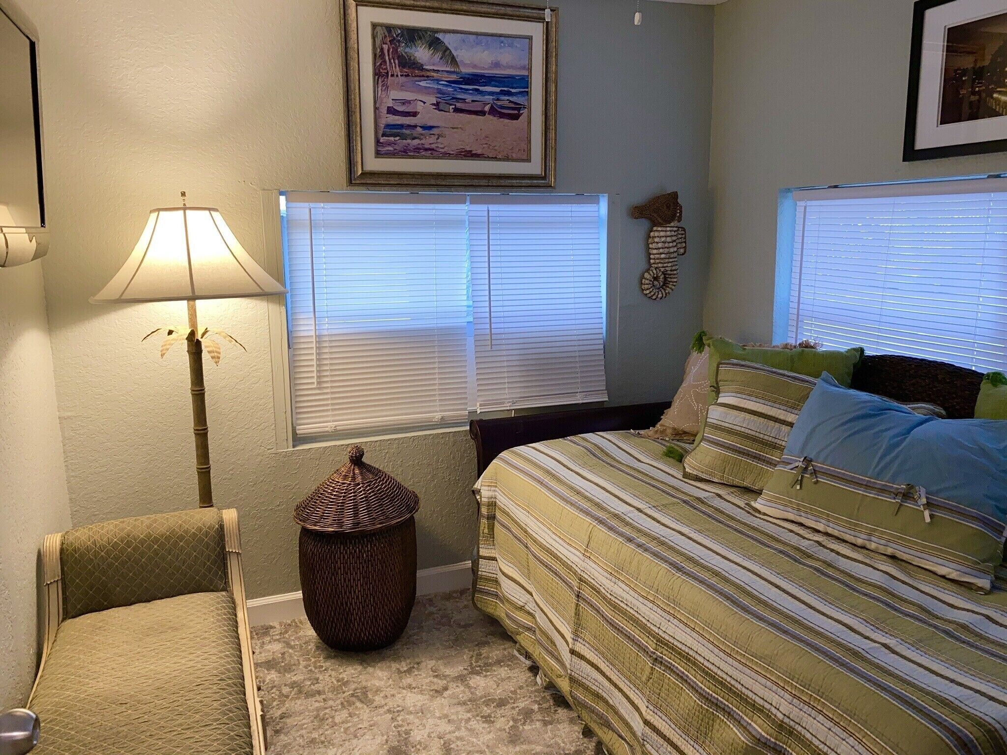 4 MINUTES TO PALM BEACHES 3 BEDROOM HOUSE BIG BACKYARD BBQ FIREPIT !! 