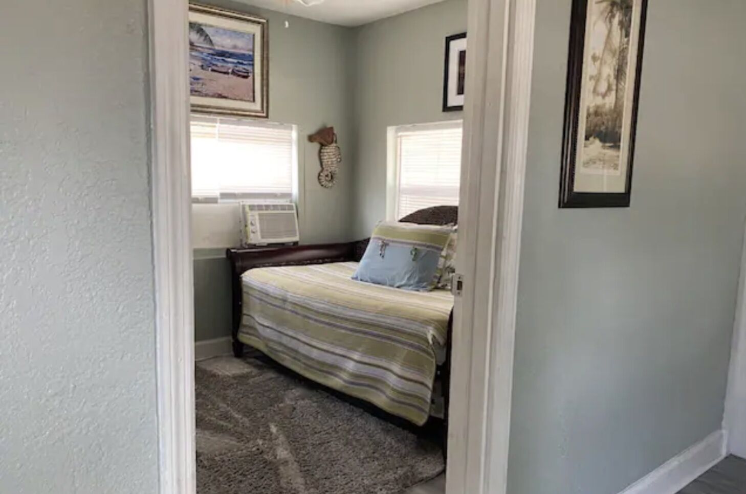 4 MINUTES TO PALM BEACHES 3 BEDROOM HOUSE BIG BACKYARD BBQ FIREPIT !! 