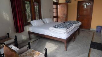 1 quarto, ferros/tábuas de passar roupa, roupa de cama