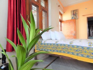 1 quarto, ferros/tábuas de passar roupa, roupa de cama