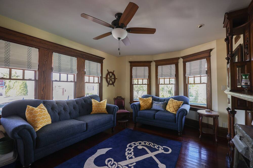 Historic Luxury Condo with POOL & modern amenities in Wildwood Crest, NJ