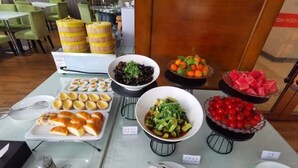 A buffet table with various dishes including eggs, vegetables, and fruits. - Ruiting Hotel (Zhongshan Xiaolan Daxin Xinduhui Branch) (Zhongshan)