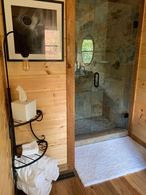 Combined shower/bathtub, hair dryer, towels, soap - BUDDHA BLUE RIDGE TREES is a BRAND NEW custom 4/4 Close to town Find your ZEN... (Blue Ridge)