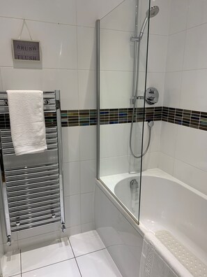 Duschwanne, Haartrockner, Handtücher, Toilettenpapier