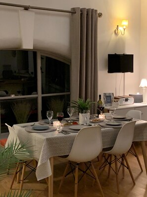 Dining - Stunning Barn with hot tub close to Worcester Malvern sleeps 6 (Worcester)