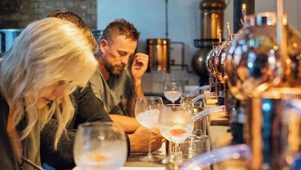 Una mesa de comedor con varios vasos y un menú, lo que sugiere un ambiente de restaurante.