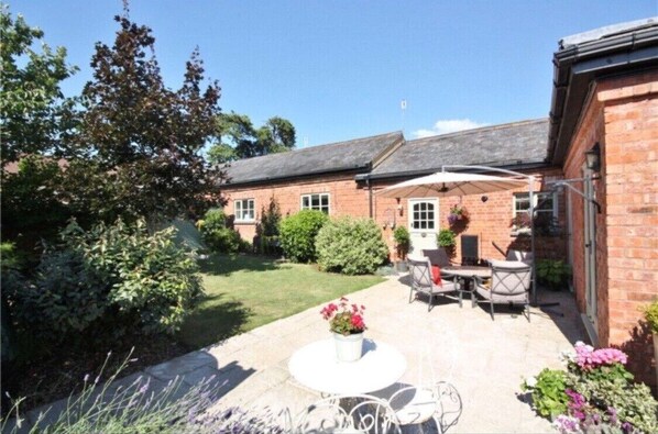 Outdoor dining - Stunning Barn with hot tub close to Worcester Malvern sleeps 6 (Worcester)