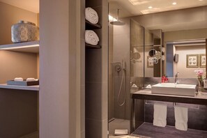 A modern bathroom with a glass-enclosed shower, a large mirror, and a vanity with a sink. - Duquesa de Cardona (Barcelona)