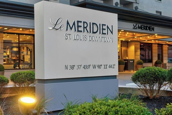 A sign for Le Meridien St. Louis Downtown with coordinates N 38° 37' 43.9" W 90° 11' 44.1". - Le Meridien St Louis Downtown (St. Louis)