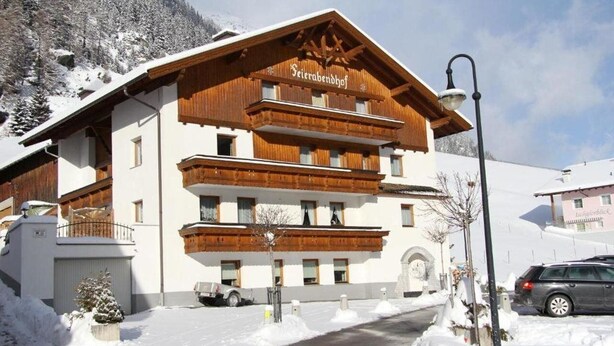 Un immeuble à plusieurs étages doté d’une façade en bois et d’une enseigne indiquant « Seibachhof ».