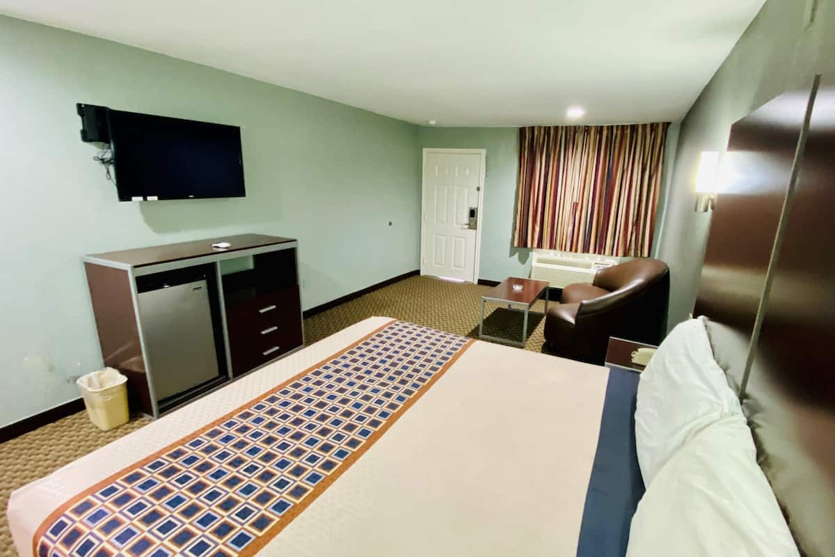 Een bureau, gratis wifi, beddengoed