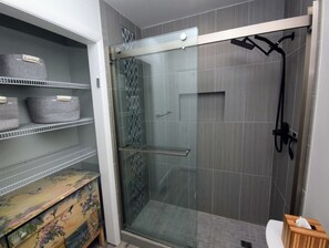 Badewanne, Haartrockner, Handtücher, Seife