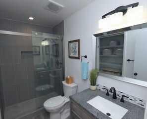 Bathtub, hair dryer, towels, soap - Prime Location 1-1/2 Blks from Beach/Luxury Condo/Private Garage NEPTUNE'S NOOK (Virginia Beach)