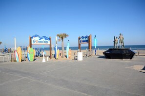 Playa en los alrededores y camastros