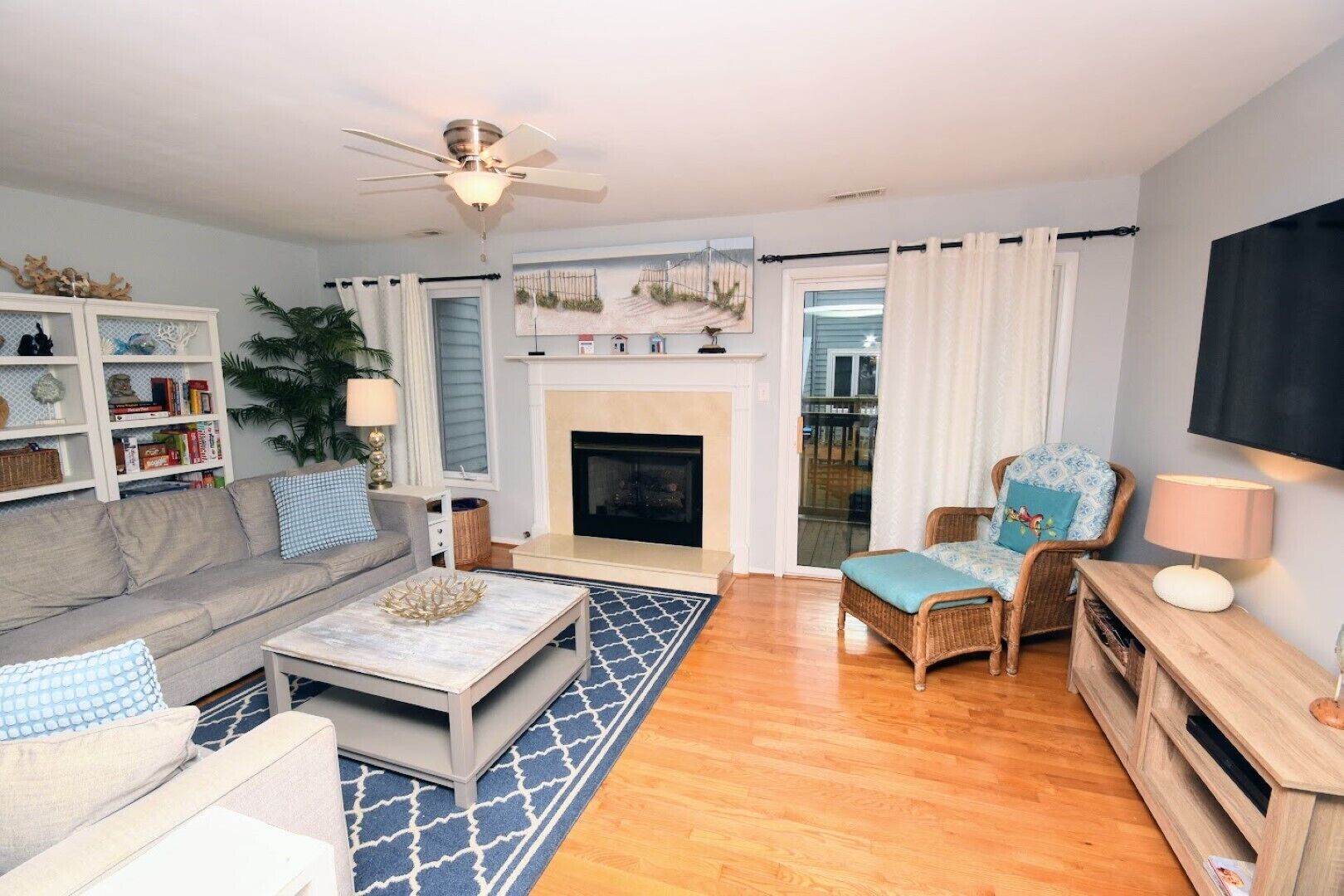 Fernseher, DVD-Player, Bücher, Videothek