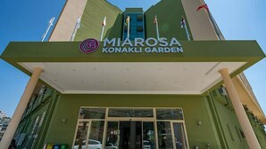 The exterior of Miarosa Konakli Garden with a green facade and a clear blue sky. - Miarosa Konakli Garden (Alanya)
