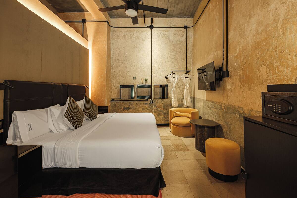 Deluxe Room | Egyptian cotton sheets, premium bedding, down duvets